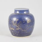 1672 3126 VASE AND COVER